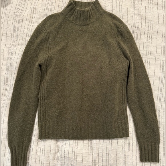 Green J Crew turtleneck - Picture 1 of 3